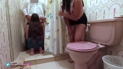 نرس نے ہسپتال کے باتھ روم میں ڈاکٹر کو مریض کو چودنے والے پایا